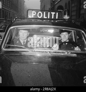 Aktuell 15-5-1960: Das dritte aufschlussreiche Auge die Polizei von Oslo fährt heutzutage in einem Auto mit sechs wachsamen Augen auf den Verkehr, zwei Polizisten und zwei automatischen Kameras. Mit Letzteren kann man nicht streiten. Über einen elektrischen Auslöser registrieren sie automatisch die Illegalitäten, nüchtern und zuverlässig. Ein Gerät nimmt Nahaufnahmen des Autos mit dem Kennzeichen auf, das andere nimmt das Übersichtsbild auf, das später dem Gericht präsentiert werden kann und hohe Anwaltskosten spart. Foto: Ivar Aaserud / Aktuell / NTB ***FOTO NICHT ABGEBILDET*** Stockfoto