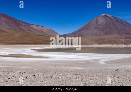 Malerische Laguna Verde mit Vulkan Licancabur, nur ein natürlicher Anblick auf der malerischen Lagunenroute durch den bolivianischen Altiplano Stockfoto