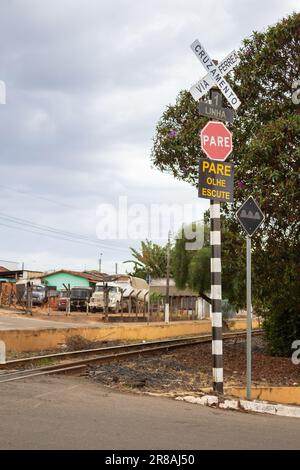 Catalao, Goias, Brasilien – 16. Juni 2023: Bahnübergang. Signal für Bahnübergang 1. Schild für Bahnübergang. Stockfoto