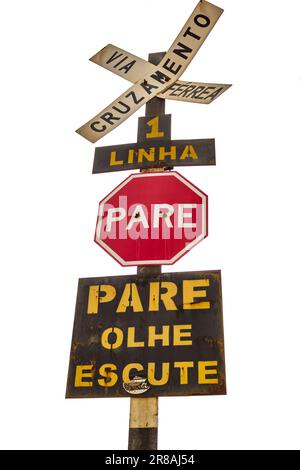 Catalao, Goias, Brasilien – 16. Juni 2023: Bahnübergang. Signal für Bahnübergang 1. Schild für Bahnübergang. Stockfoto