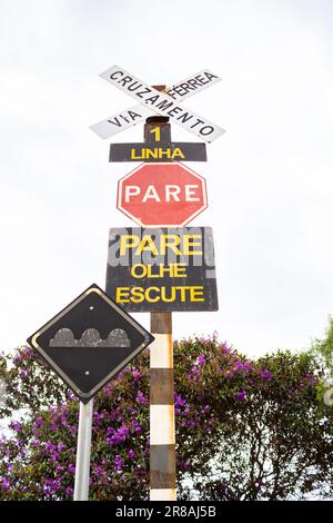 Catalao, Goias, Brasilien – 16. Juni 2023: Bahnübergang. Signal für Bahnübergang 1. Schild für Bahnübergang. Stockfoto