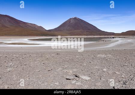 Malerische Laguna Verde mit Vulkan Licancabur, nur ein natürlicher Anblick auf der malerischen Lagunenroute durch den bolivianischen Altiplano Stockfoto