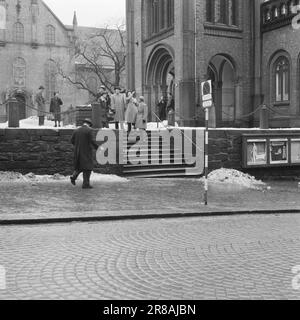 Aktuelle 13-7-1960: Wer hat geschossen? Ein Schuss kam aus dem Hotelzimmer im fünften Stock einer Farm in Richtung Karl-Johans-Tor. Im gleichen Moment brach ein Mann mittleren Alters auf einer Treppe die Straße runter zusammen, mit den Händen auf den Bauch gedrückt. Bevor er ohnmächtig wurde, beschwerte sich der 56-jährige Stationsvorarbeiter Nils Mathiesen über die Leute, die um ihn herum waren: Wer hat auf mich geschossen? Während die Ärzte um Mathiesen's Leben kämpften und die Leute sich beeilten, begannen die Ermittler mit ihrer gründlichen Arbeit. Nach sechs hektischen Stunden konnten sie die Frage beantworten. Von dort kam die Kugel, sagt die Polizei. Aber Stockfoto