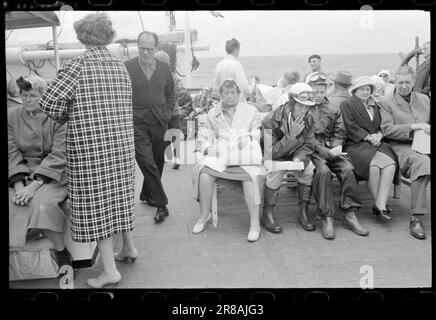 Derzeit 33-1-1960: Wenn die nordischen Menschen mit dem Bus ins Ausland fahren, ist das die beste aller Zeiten. Unter lautem Gesang und mit Magenpillen in ihren Koffern werden nationale Grenzen in Scharen gebrochen. In diesem Bericht sind die Personen in den Bildern und im Text nicht identisch. Mögliche Ähnlichkeit ist rein zufällig. Foto: Ivar Aaserud / Aktuell / NTB ***FOTO NICHT ABGEBILDET*** Stockfoto