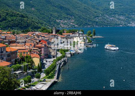 Die Seepromenade und und das Santuario della Santissima Pietà in Cannobio - Lago Maggiore, Verbania, Piemont, Italien Stockfoto