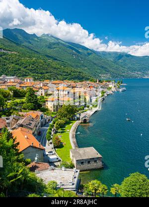 Die Seepromenade und und das Santuario della Santissima Pietà in Cannobio - Lago Maggiore, Verbania, Piemont, Italien Stockfoto