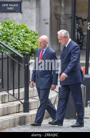 Schattenverteidigungsminister John Healey und James Gray MP (Con: North Wiltshire) nehmen an einer Zeremonie zum Beginn der Armed Forces Week in New Teil Stockfoto