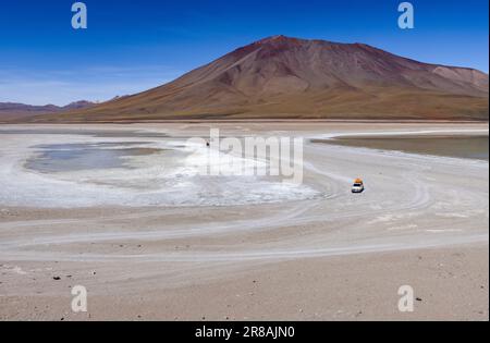 Toyota Landcruiser an der malerischen Laguna Verde - nur ein natürlicher Anblick auf der malerischen Lagunenroute durch den bolivianischen Altiplano Stockfoto