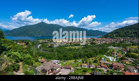 Panoramablick auf Cannobio und Lago Maggiore - Verbania, Piemont, Italien, Europa Stockfoto