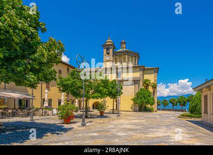 Die Seepromenade und und das Santuario della Santissima Pietà in Cannobio - Lago Maggiore, Verbania, Piemont, Italien Stockfoto