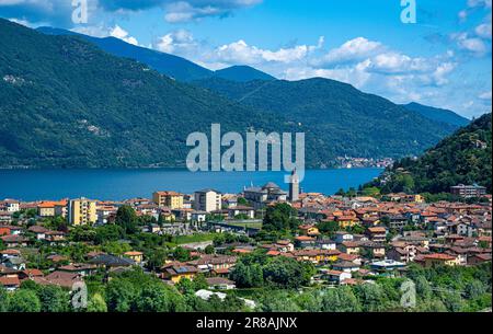 Panoramablick auf Cannobio und Lago Maggiore - Verbania, Piemont, Italien, Europa Stockfoto
