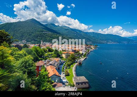 Die Seepromenade und und das Santuario della Santissima Pietà in Cannobio - Lago Maggiore, Verbania, Piemont, Italien Stockfoto