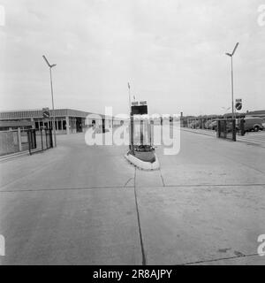 Derzeit 33-1-1960: Wenn die nordischen Menschen mit dem Bus ins Ausland fahren, ist das die beste aller Zeiten. Unter lautem Gesang und mit Magenpillen in ihren Koffern werden nationale Grenzen in Scharen gebrochen. In diesem Bericht sind die Personen in den Bildern und im Text nicht identisch. Mögliche Ähnlichkeit ist rein zufällig. Foto: Ivar Aaserud / Aktuell / NTB ***FOTO NICHT ABGEBILDET*** Stockfoto