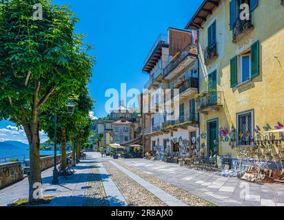 Die Seepromenade und und das Santuario della Santissima Pietà in Cannobio - Lago Maggiore, Verbania, Piemont, Italien Stockfoto