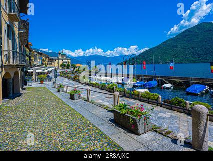 Die Seepromenade und und das Santuario della Santissima Pietà in Cannobio - Lago Maggiore, Verbania, Piemont, Italien Stockfoto