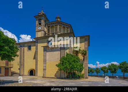 Die Seepromenade und und das Santuario della Santissima Pietà in Cannobio - Lago Maggiore, Verbania, Piemont, Italien Stockfoto