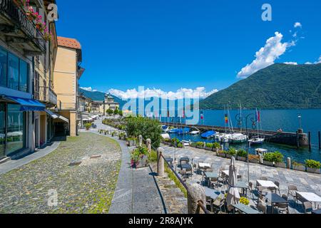 Die Seepromenade und und das Santuario della Santissima Pietà in Cannobio - Lago Maggiore, Verbania, Piemont, Italien Stockfoto