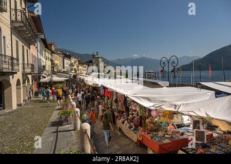 Die Seepromenade am Markttag und das Santuario della Santissima Pietà in Cannobio - Lago Maggiore, Verbania, Piemont, Italien Stockfoto