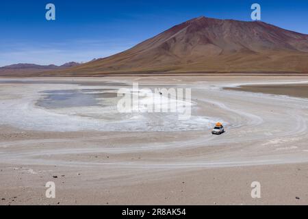 Toyota Landcruiser an der malerischen Laguna Verde - nur ein natürlicher Anblick auf der malerischen Lagunenroute durch den bolivianischen Altiplano Stockfoto