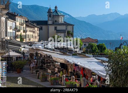 Die Seepromenade und und das Santuario della Santissima Pietà in Cannobio - Lago Maggiore, Verbania, Piemont, Italien Stockfoto