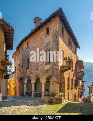 Altes Haus in der historischen alten Stadt Cannobio, Piemont, Italien - Lago Maggiore, Verbania, Piemont, Italien Stockfoto