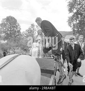 33. 2. 1960: Brautprozession in Hardanger. Synnøve Hauge und Samson Bjørke haben Vikøy in der Kirche geheiratet, auf gute alte Weise. Foto: Ivar Aaserud / Aktuell / NTB ***Foto nicht verarbeitet*** Stockfoto