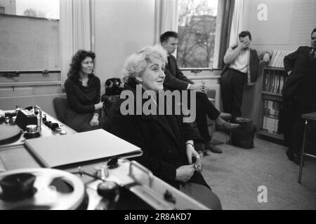 Tatsächlich 55-8-1960: Sie ist eine totale Hit-Parade Elisabeth Granneman ist nicht mehr "die singende Hausfrau aus Lørenskog". Sie ist Profi vom frühen Morgen bis spät in die Nacht - von morgens bis abends... Foto: Sverre A. Børretzen / Aktuell / NTB ***FOTO NICHT IMAGE PROCESSED*** Stockfoto