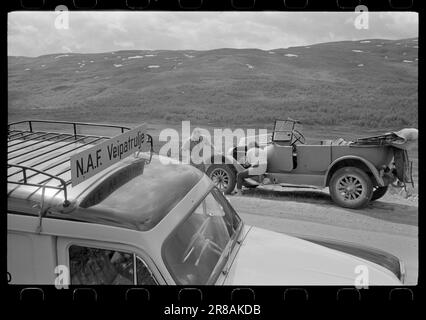 Aktuell 32-7-1960: Im Flug mit alten Rädern. Kann eine junge Dame von heute ein launisches altes Auto auf harten Bergstraßen beherrschen? Sverre A. Børretzen beschreibt eine kühne Reise Oslo - Årdal - Oslo mit dem Buick Ambrosius (41 Jahre alt), der von Brit Hedberg (21 Jahre alt) gefahren wird. Foto: Sverre A. Børretzen / Aktuell ***FOTO IST NICHT BILDVERARBEITET*** Stockfoto