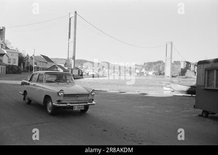 Aktuell 50-6-1960: In Brevik wird eine Brücke gebaut. Bald werden die endlosen Schlangen an Autos vor der Fähre Brevik-Stathelle ein Ende haben, da in Brevik eine Brücke gebaut wird. Die Brevik-Brücke über den Lanerivsfjord nimmt ihre endgültige Form an. Foto: Sverre A. Børretzen / Aktuell / NTB ***FOTO NICHT IMAGE PROCESSED*** Stockfoto