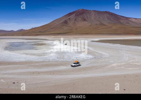 Toyota Landcruiser an der malerischen Laguna Verde - nur ein natürlicher Anblick auf der malerischen Lagunenroute durch den bolivianischen Altiplano Stockfoto