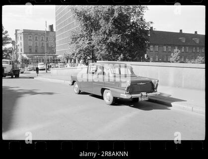 Aktuell 41-1-1960: Die Autoparade Zurzeit werden Autos in vier Preisklassen präsentiert: Unter 15.000 NOK 15.000 NOK – 18.000 NOK 18.000 – 24.000 NOK über 24.000 NOK wurde der Vauxhall Victor Standard plötzlich billiger, und einer der Gründe war wahrscheinlich auch, dass ein neues Modell heute marktreif ist. Aber die Verbesserungen sind nicht bedeutsamer als die Tatsache, dass sich viele Menschen für das aktuelle Modell interessieren werden, das ein komfortables und gut ausgestattetes Familienauto ist. Er hat 4 Türen, Platz für 5,55 PS SAE im Motor, die Reifen sind 5,60x13 groß, das Gewicht beträgt 975 kg Stockfoto