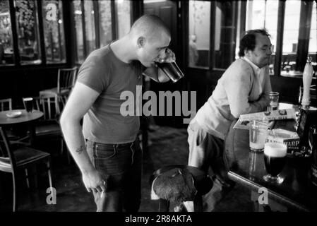 Der britische Skinhead Jimmy John aus den 1980er Jahren trinkt ein Bier in seinem lokalen Pub. Er arbeitete als Mülltransporter im Royal London Hospital Whitechapel. Tower Hamlets, East London, England 1980. HOMER SYKES AUS DEN 1980ER JAHREN Stockfoto