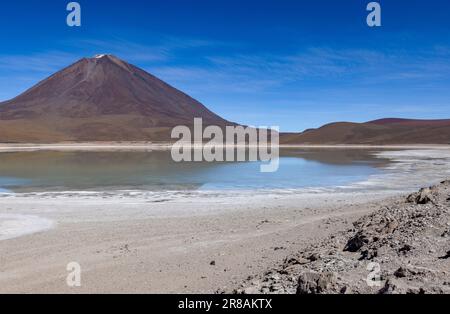 Malerische Laguna Verde mit Vulkan Licancabur, nur ein natürlicher Anblick auf der malerischen Lagunenroute durch den bolivianischen Altiplano Stockfoto