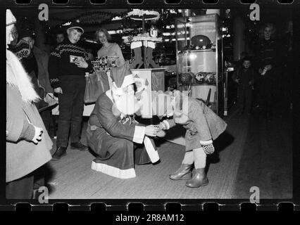 Tatsächlich 56-5-1960: Atle, Atle Little, Weihnachten ist so groß, dass sich die Stadt selbst für Atle (und hunderttausend andere) dekoriert hat. Ja, Weihnachten, es ist etwas großes und Seltsames, etwas so Seltsames, dass man nicht verstehen kann, Mutter. Aber ich freue mich sehr auf das richtige Weihnachten zu Hause mit dir und Vater, weißt du. Aber das Beste von allen, ein Weihnachtsmann, ein Weihnachtsmann, der guten Morgen sagte und fragte, ob er ein guter Junge gewesen sei und der viele schöne Geschenke zu Weihnachten versprach. Atle schwankte für einen Moment zwischen Angst und Neugier – ein ehrwürdiger Dollar war das Beste für die Situation, fand er. Stockfoto