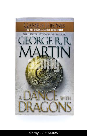 A Dance with Dragons von George R. R. Martin isoliert auf weißem Hintergrund. Lahti, Finnland. 1. Juni 2023. Stockfoto