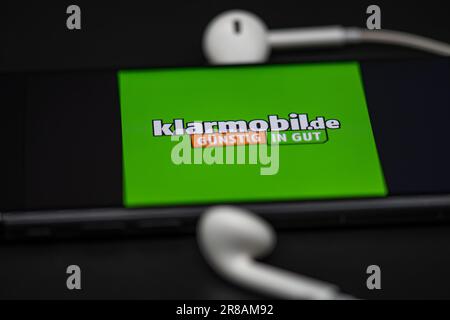 Rheinbach, Deutschland, 20. Juni 2023, Markenlogo des Mobilfunkanbieters „Klarmobil“ auf dem Display eines Smartphones (Fokus auf Markenlogo) Stockfoto