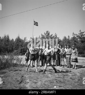 Tatsächlich 11-2-1947: Die Jödeleieren in Ystehede Norwegens neuen Bürgern am Samstag, den 9. Mai, näherte sich das norwegische Truppentransportschiff "Svalbard" dem Hafen in Halden. An Bord waren 399 Juden, die nun ein Zuhause in diesem Land finden und ein neues Leben aufbauen werden nach vielen Jahren der Albträume in der Nähe der Gasöfen und Hinrichtungseinheiten. Foto: Th. Skotaam/Aktuell/NTB Stockfoto