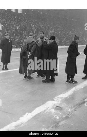 Tatsächlich 4-6-1947: WC auf EisskatingBoil für 10 Sekunden. Die Eiskunstlauf-Weltmeisterschaft 1947 verlief im Stil aller vorherigen großen Rennen dieses Jahres. Der Höhepunkt waren zweifellos die 10.000 Meter, auf denen Sverre Farstad aus Trønder gegen Finn Lassi Parkkinen kämpfte. Die Haupttribüne war während des gesamten Rennens voller Spannung, aber die trønder konnte Parkkinen nicht festhalten. Farstad verbrachte genau 10 Sekunden zu viel und wurde finnischer Weltmeister. Foto: Aktuell/NTB ***FOTO NICHT VERARBEITET*** Stockfoto