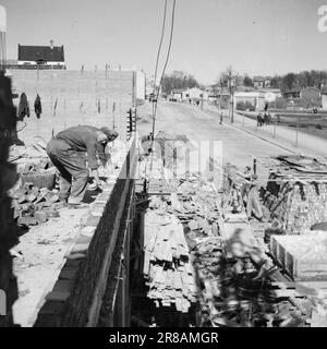 Tatsächlich 11 803-1-1947: Wiederaufbau in Kristiansund Kristiansund N. die auf Felsen und Bergen gebaute Stadt verschwand nach dem deutschen Bombenanschlag im Jahr 1940 in einem einzigen riesigen Feuer. Die Spuren sind fast gelöscht. Seit 7 Jahren leben sie in Baracken, so nah wie Hering in einem Fass. Noch sind nicht alle in die Stadt zurückgekehrt. Jetzt wird die Stadt wieder aufgebaut, aber es braucht Zeit. Foto: Per Bratland / Aktuell / NTB ***FOTO NICHT ABGEBILDET*** Stockfoto