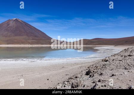 Malerische Laguna Verde mit Vulkan Licancabur, nur ein natürlicher Anblick auf der malerischen Lagunenroute durch den bolivianischen Altiplano Stockfoto