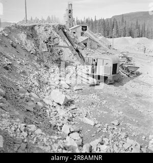 Derzeit 14-1950: Jernverket in Mo i Rana. Weit über 800 Männer sind dabei, das Eiserne Werk in Mo i Rana aufzubauen, und die Arbeit schreitet schnell voran. Blühende Minenschüsse, sauerstoffreiches Wasser aus Kompressionsbohrern und massiver Fels, die Luft zittert und zittert, und unten im Berg kreuzen sich die Tunnel. Es wurde viel getan, aber es bleibt noch viel zu tun. Foto: Sverre A. Børretzen / Aktuell / NTB ***FOTO NICHT IMAGE PROCESSED*** Stockfoto