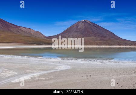 Malerische Laguna Verde mit Vulkan Licancabur, nur ein natürlicher Anblick auf der malerischen Lagunenroute durch den bolivianischen Altiplano Stockfoto