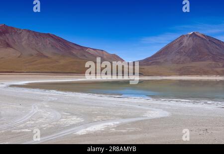 Malerische Laguna Verde mit Vulkan Licancabur, nur ein natürlicher Anblick auf der malerischen Lagunenroute durch den bolivianischen Altiplano Stockfoto