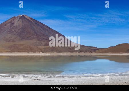 Malerische Laguna Verde mit Vulkan Licancabur, nur ein natürlicher Anblick auf der malerischen Lagunenroute durch den bolivianischen Altiplano Stockfoto