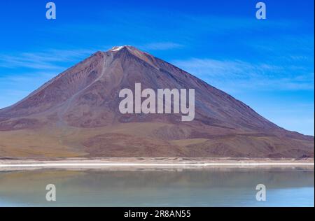 Malerische Laguna Verde mit Vulkan Licancabur, nur ein natürlicher Anblick auf der malerischen Lagunenroute durch den bolivianischen Altiplano Stockfoto