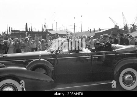 Tatsächlich 16-1947: Hunderttausend zollen dem König 75 Jahre lang Tribut Oslo hatte alle Register für König Haakons 75. Geburtstag am 3. August gezogen. Das Bild des Königs glänzte gegen einen in allen Größen und Editionen von fast jedem Schaufenster. Drei ganze Tage lang dauerten die königlichen Festlichkeiten. Der Höhepunkt der Feierlichkeiten in Oslo war zweifellos die Autofahrt des Königs durch die Stadt am Sonntag. Foto: Aktuell/NTB ***FOTO NICHT VERARBEITET*** Stockfoto