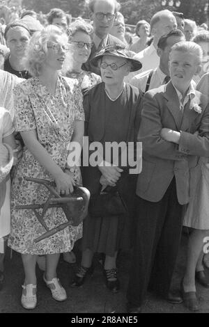 Tatsächlich 16-1947: Hunderttausend zollen dem König 75 Jahre lang Tribut Oslo hatte alle Register für König Haakons 75. Geburtstag am 3. August gezogen. Das Bild des Königs glänzte gegen einen in allen Größen und Editionen von fast jedem Schaufenster. Drei ganze Tage lang dauerten die königlichen Festlichkeiten. Der Höhepunkt der Feierlichkeiten in Oslo war zweifellos die Autofahrt des Königs durch die Stadt am Sonntag. Foto: Aktuell/NTB ***FOTO NICHT VERARBEITET*** Stockfoto