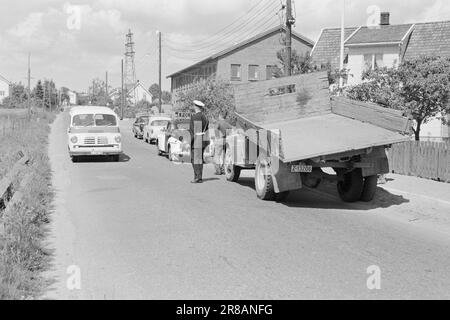 Aktuell 30-5-1960: Tod durch Geschwindigkeit GrinerSpeed Tod Grinsen hinter dem Steuer. Riesige Autokolossusen, wie Lokomotiven, fahren durch die dicht besiedelten Gebiete entlang der Straßen. Die Verkehrspolizei ist ständig auf der Suche und überwacht Schwertransporte mit Radar. Foto: Ivar Aaserud / Aktuell / NTB ***FOTO NICHT ABGEBILDET*** Stockfoto