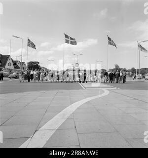 Derzeit 33-1-1960: Wenn die nordischen Menschen mit dem Bus ins Ausland fahren, ist das die beste aller Zeiten. Unter lautem Gesang und mit Magenpillen in ihren Koffern werden nationale Grenzen in Scharen gebrochen. In diesem Bericht sind die Personen in den Bildern und im Text nicht identisch. Mögliche Ähnlichkeit ist rein zufällig. Foto: Ivar Aaserud / Aktuell / NTB ***FOTO NICHT ABGEBILDET*** Stockfoto