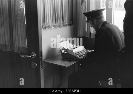 Tatsächlich 22 - 2 - 1974: DUS mit der Police Die Bezirkspolizei ist ein seltsames Phänomen, das als eine Art Pufferzone zwischen dem gewöhnlichen Polizisten und dem Jungen auf der Straße agiert. Der Zweck besteht in erster Linie darin, Verbrechen zu verhindern. Current ist bei den Offizieren Helge Løhren und Lars Stubstad. Foto: Ivar Aaserud / Aktuell / NTB ***FOTO NICHT ABGEBILDET*** Stockfoto